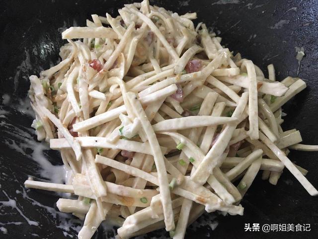 广式芋头糕，咸香软糯不粘牙，小时候的味道