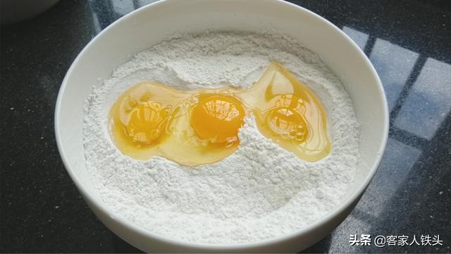面粉中打入3个鸡蛋，筷子一搅装6碗，早餐一人吃一碗，简单营养