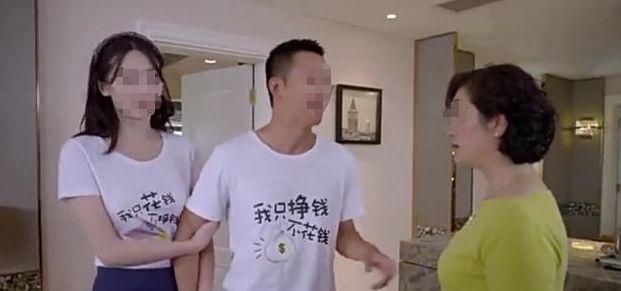 老婆买套情侣装,非要老公和她一起穿,婆婆瞥