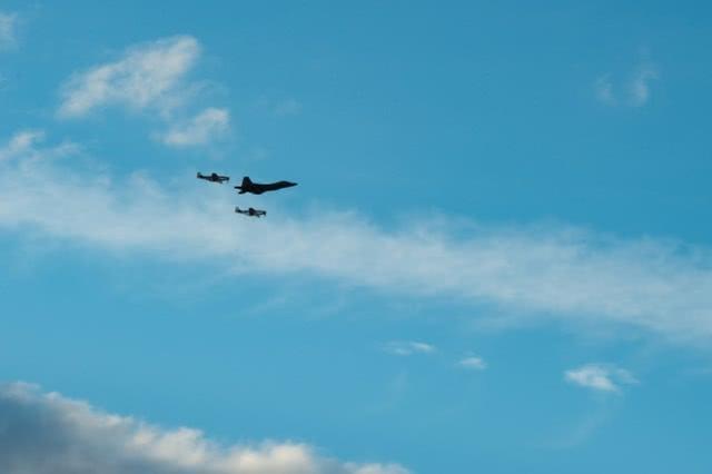 损失一架就少一架，F-22表演时坠毁，美军为抗疫鼓气付出最大代价