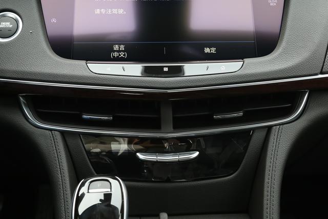 凯迪拉克的旗舰豪车，与S级近乎一样大，配置奢