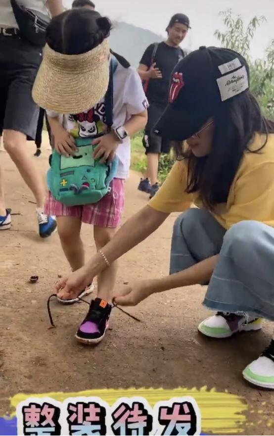 章子怡带一家人爬山太清新，小女儿一看脸傲娇
