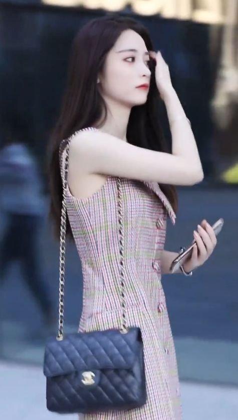 格子裙美女回眸一笑，太美了