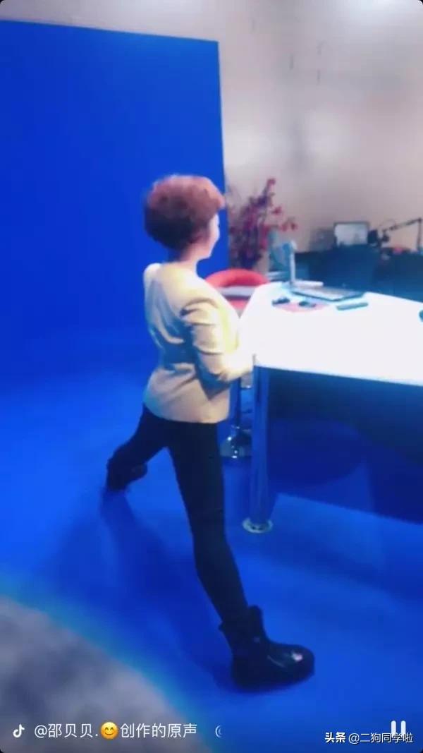 主持人短裤播新闻，大腿直接暴露，我被新闻联