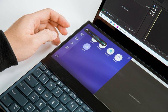 翻盖双屏够复古，那极致双屏玩家华硕的ScreenPad你见过了吗？