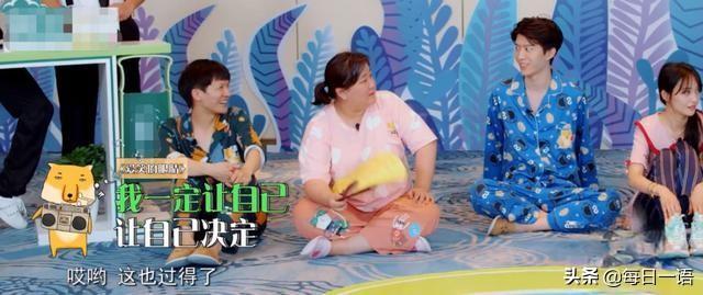 玩游戏作弊，喝口水都作假，郑爽上节目太敷衍遭杨迪怒怼认真点