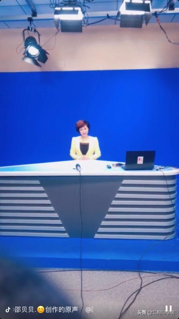 主持人短裤播新闻，大腿直接暴露，我被新闻联