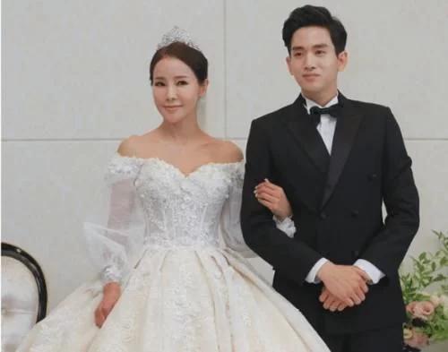 拒绝过王思聪，因高颜值被小17岁小鲜肉追求，今