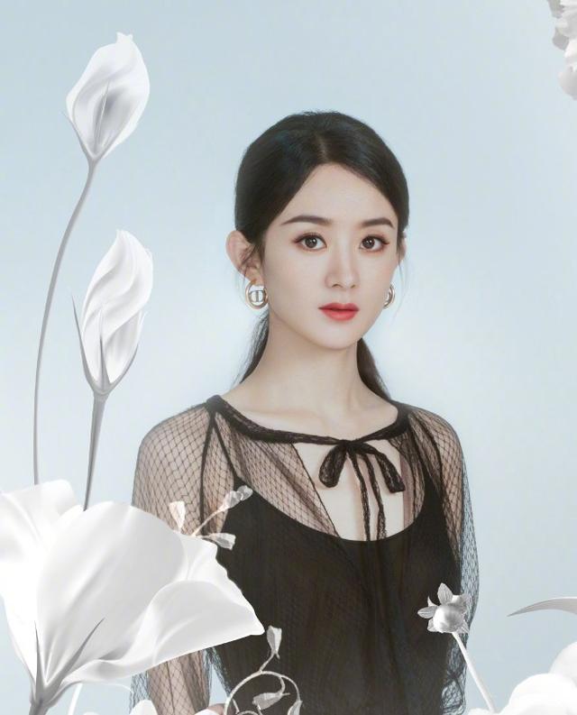 赵丽颖担任迪奥品牌大使，迷人花朵女装穿出夏