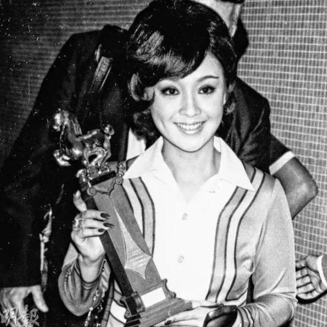 17岁影后李菁，亲人离世沉迷赌博输光家产，因病暴毙家中无人知