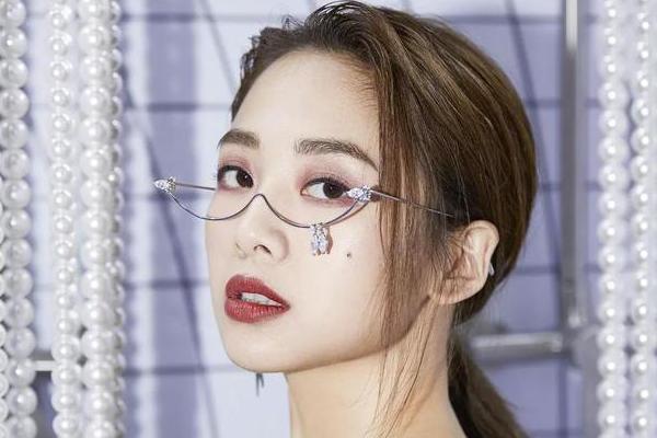 曾被亲妈打到住院，出道15年被当提款机，今31岁却被何炅宠成公主