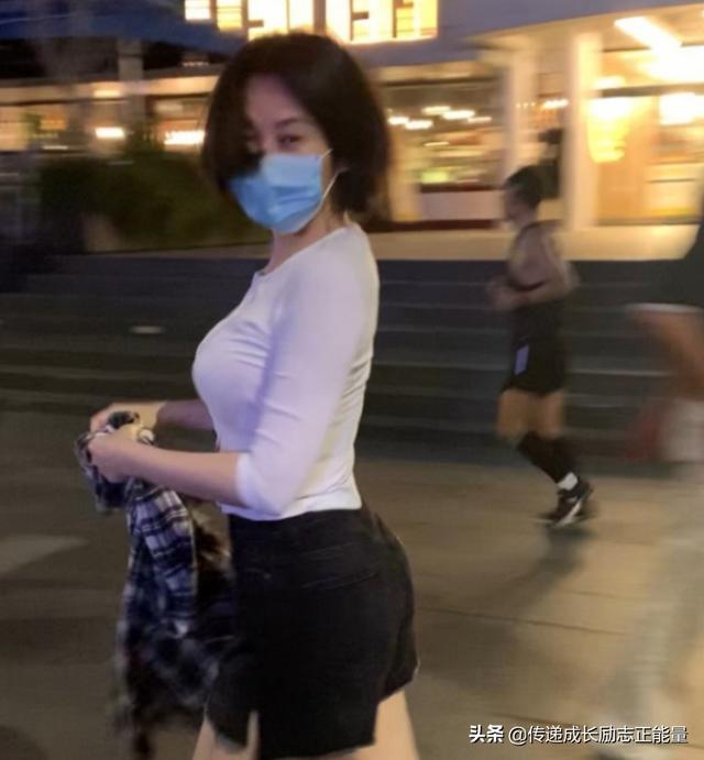 许晴夜走锻炼被偶遇，身材前凸后翘，她一直就是美出了新高度