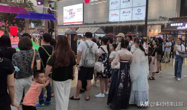 西安第一网红景区，傍晚就已游客爆满，美女和汉服小姐姐好多啊