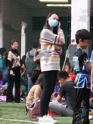 梁洛施32岁生日变美了，仨儿子做蛋糕为她庆祝，