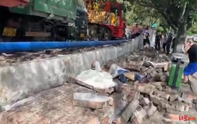 四川攀枝花一停车场围墙倒塌 官方称正在调查，