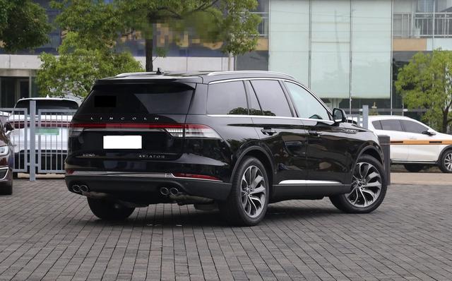 性價比高過BBA的豪華旗艦SUV，林肯飛行家對決沃爾沃XC90，誰能贏