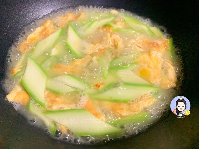 天热，这汤我家三天两头准煮一锅，鲜味十足又营养，10分钟就上桌