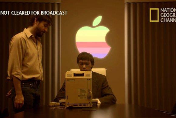 苹果被微软整到快破产，乔布斯一句话，盖茨马