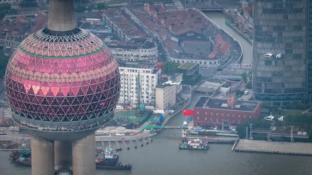 上海警航直升机时隔5年再次挂载国旗飞临黄浦江