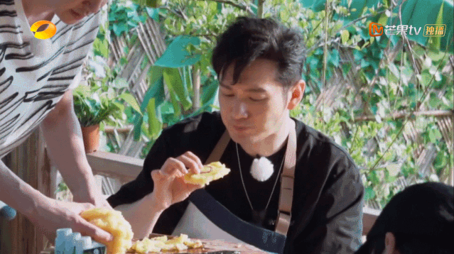 被吐槽“油腻”的黄晓明，这次亲身示范了“油