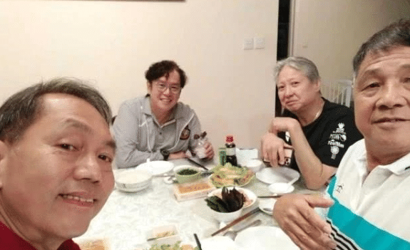 68岁洪金宝和以前比判若两人，如今瘦到脱相，谭