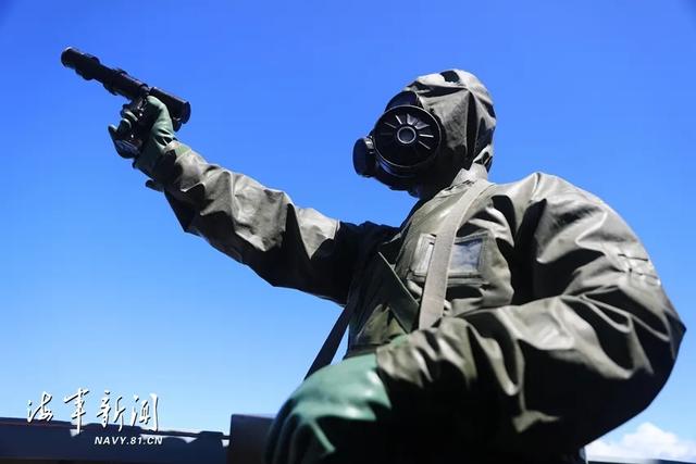 东海，舰艇编队破浪出击