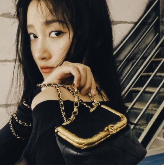 关晓彤仗着腿长就任性，晒照故意不P图，看清身材，鹿晗真有福气