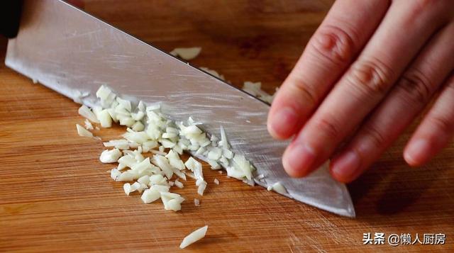 1个柠檬，一点鸡翅，这样做的鸡翅清香又清爽，外皮呈焦糖色