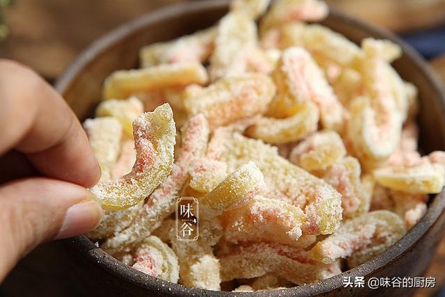 夏天，西瓜皮别扔了，把它做成零食，软糯香甜，好吃不浪费