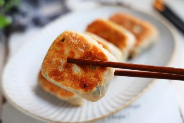 我家隔三差五就做的煎饼，好吃管饱，外表焦香酥脆，馅料丰富多彩