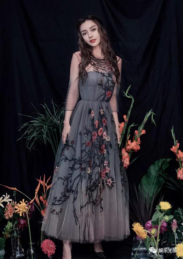 “张萌撩黄晓明”上热搜，杨颖当天两条微博连