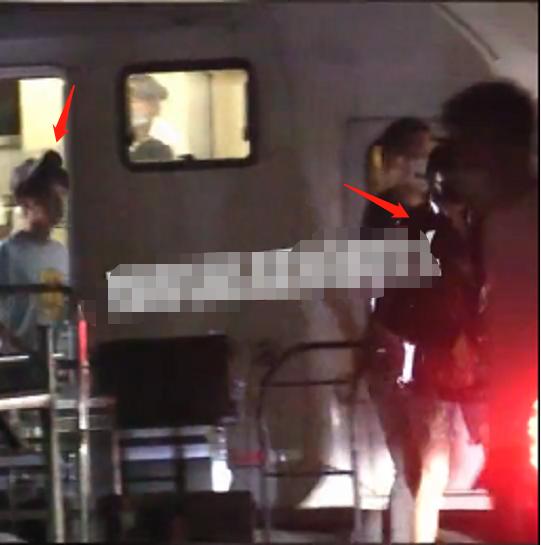 关晓彤深夜探班鹿晗,全程无交流却依旧甜蜜,一同进步成模范情侣