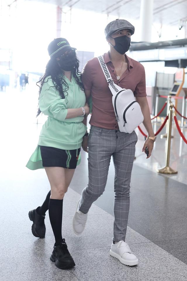 50岁钟丽缇换发型！新发型穿绿色卫衣配短裙，减