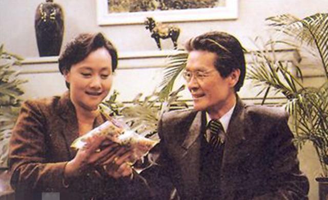 不是所有老演员都叫老戏骨，93岁还登台演话剧，