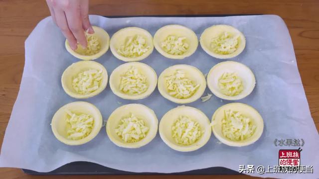 这“蛋挞”排队排出好几里，在家一倒一烤，完美复刻网红店