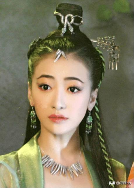 出道不温不火，曾被称为“华谊电视剧一姐”，