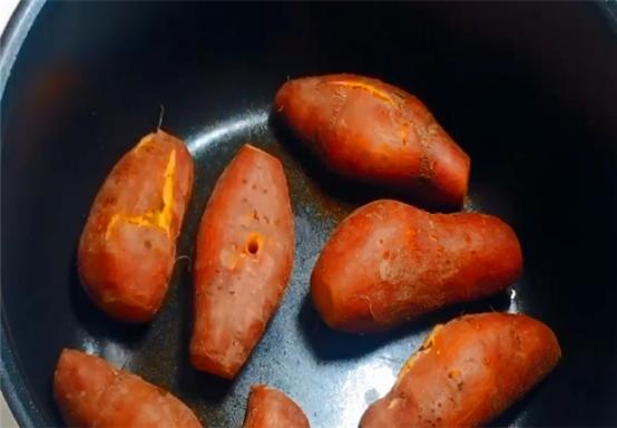 电饭锅烤红薯，牢记1个诀窍，不放一滴水，红薯个个香甜更软糯