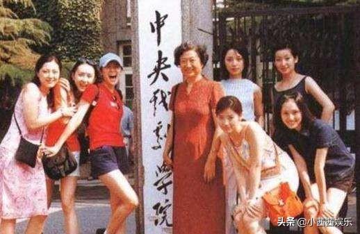中戏早年学生证件照流出，章子怡、胡静美到极致，但依旧美不过她
