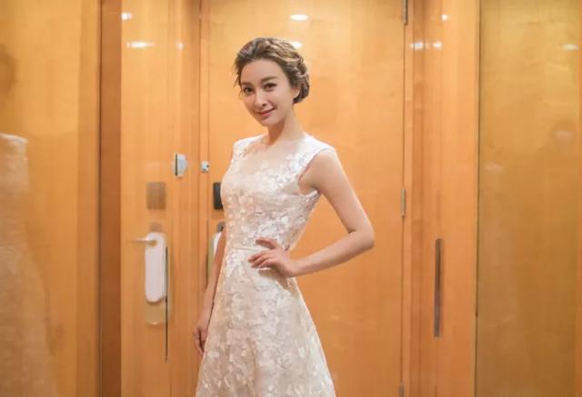 37岁吴昕：花了14年才把自卑揉碎，从她身上我看到了无数人的影子