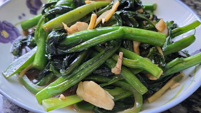 广东人很喜欢这样做芥兰，加一点米酒，香味浓味道好，太好吃了
