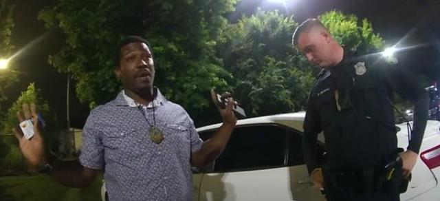 特朗普公开支持枪杀黑人的警察，称该黑人不应