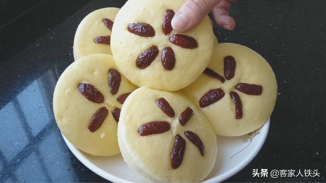 面粉中打入3个鸡蛋，筷子一搅装6碗，早餐一人吃一碗，简单营养