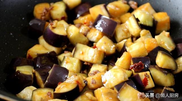 先蒸后炒，这样做出来的茄子不吸油，配上牛肉末一起炒，下饭好吃