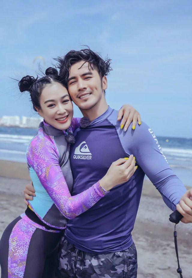 真不老美魔女！50岁看着像20，怪不得能嫁小12岁老公！