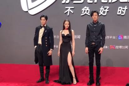迪丽热巴高开叉长裙，亮相2020腾讯视频年度发布会，女王范十足