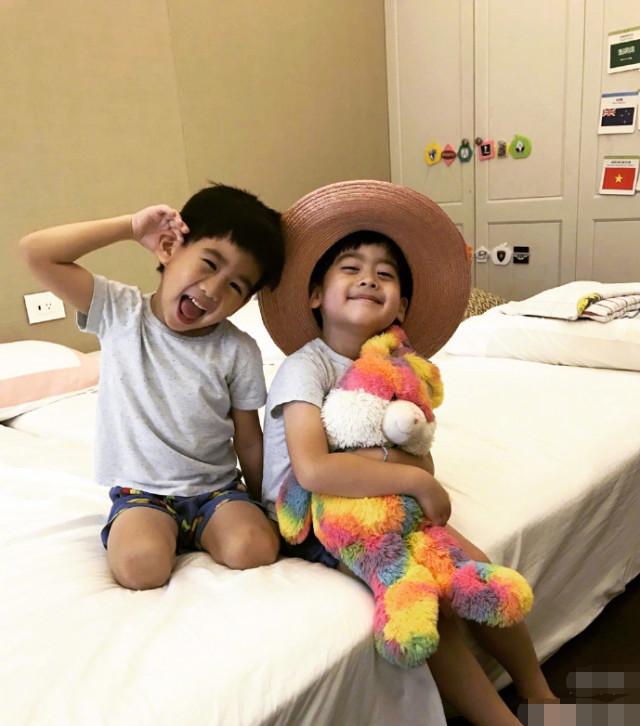 林志颖深夜陪娃玩足球，父子四人同款发型抢镜，kimi与爸爸分不清