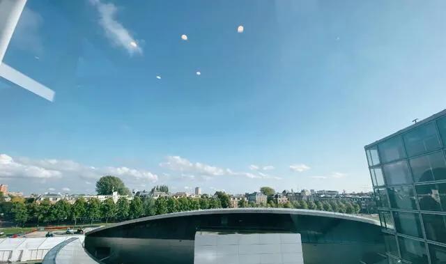 荷兰：蹦迪可以，但必须坐在椅子上，有欧洲最