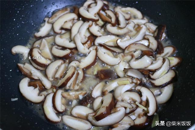 我家吃香菇，最喜欢搭配这食材，简单一炒，味道鲜美赛过吃肉