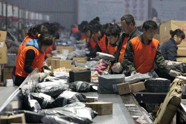 这一现象“惹”曹德旺担忧！为何外卖员、快递