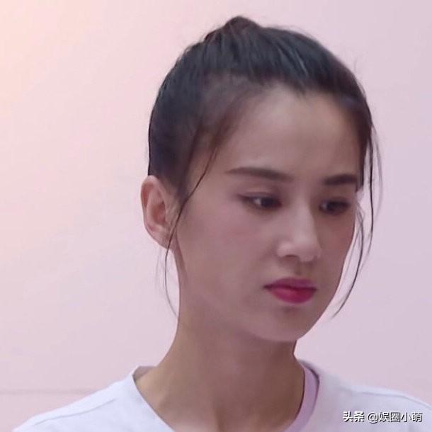 《乘风破浪的姐姐》黄圣依站姿火了，富太太就是不一样，装不出来